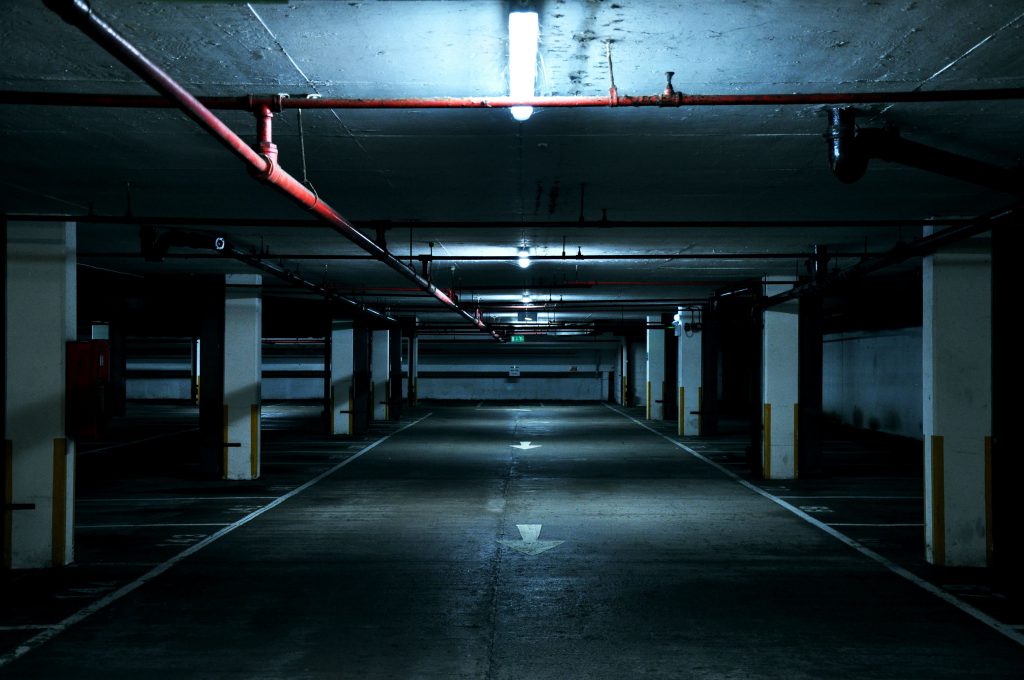 Une parking couvert vide