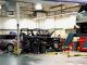 Véhicules tout-terrain Land Rover en réparation dans un garage spécialisé