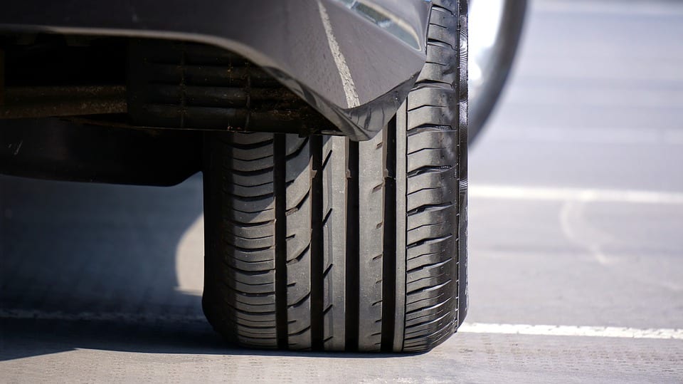 Pneu de voiture dont l'&eacute;quilibrage et la g&eacute;om&eacute;trie ont &eacute;t&eacute; corrig&eacute;s