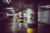 Des places de parking vides